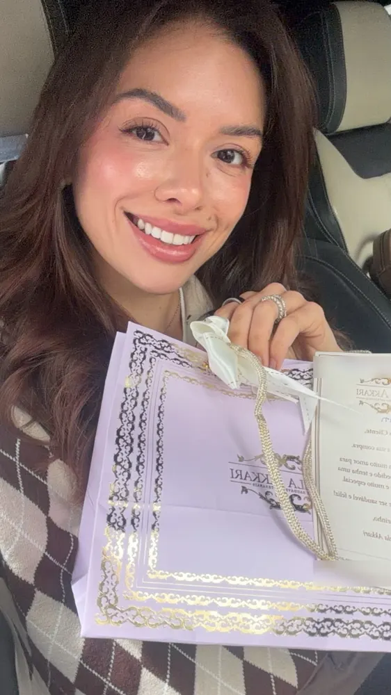 Participante sorrindo com um presente recebido