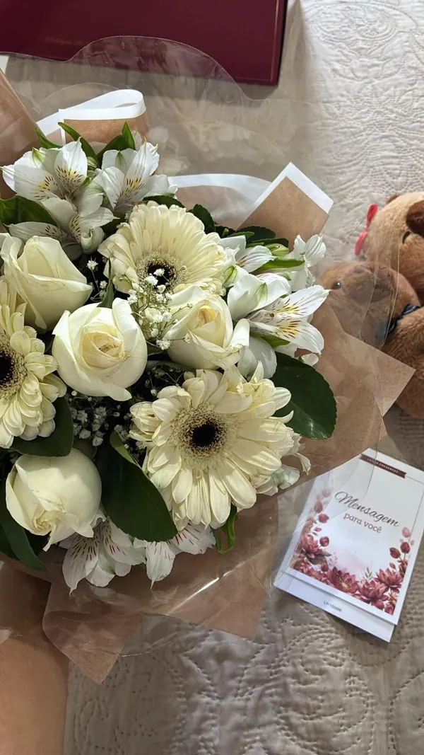 Buquê de gerberas e rosas brancas com cartão e ursinho, presente recebido por uma participante