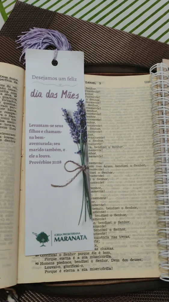 Marcador de página com Provérbios 31:28 sobre a Bíblia